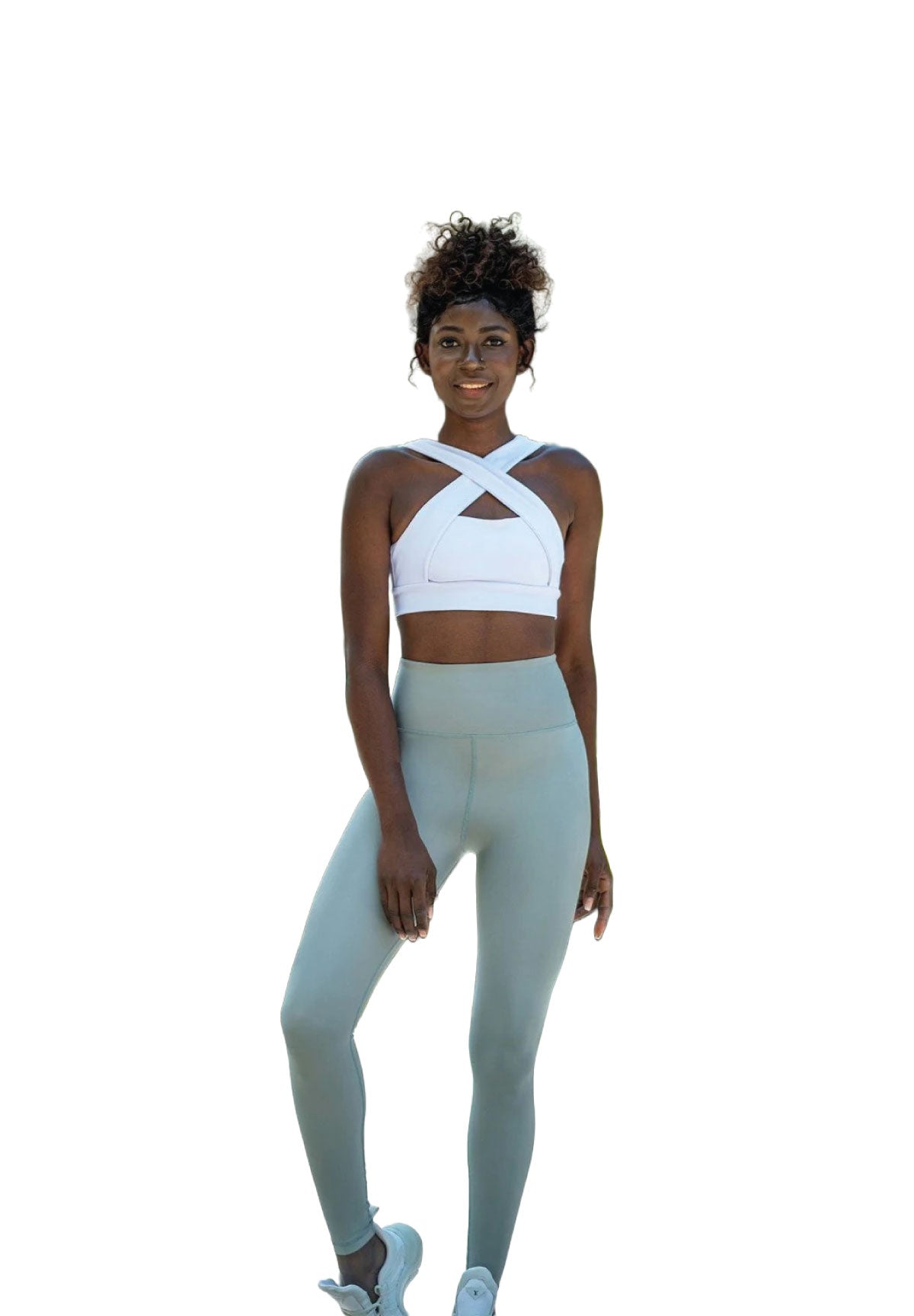 Eine Person in einem weißen Sportoberteil, Lisminas Wassergrün Extra High Waist Leggings und weißen Turnschuhen steht selbstbewusst da.